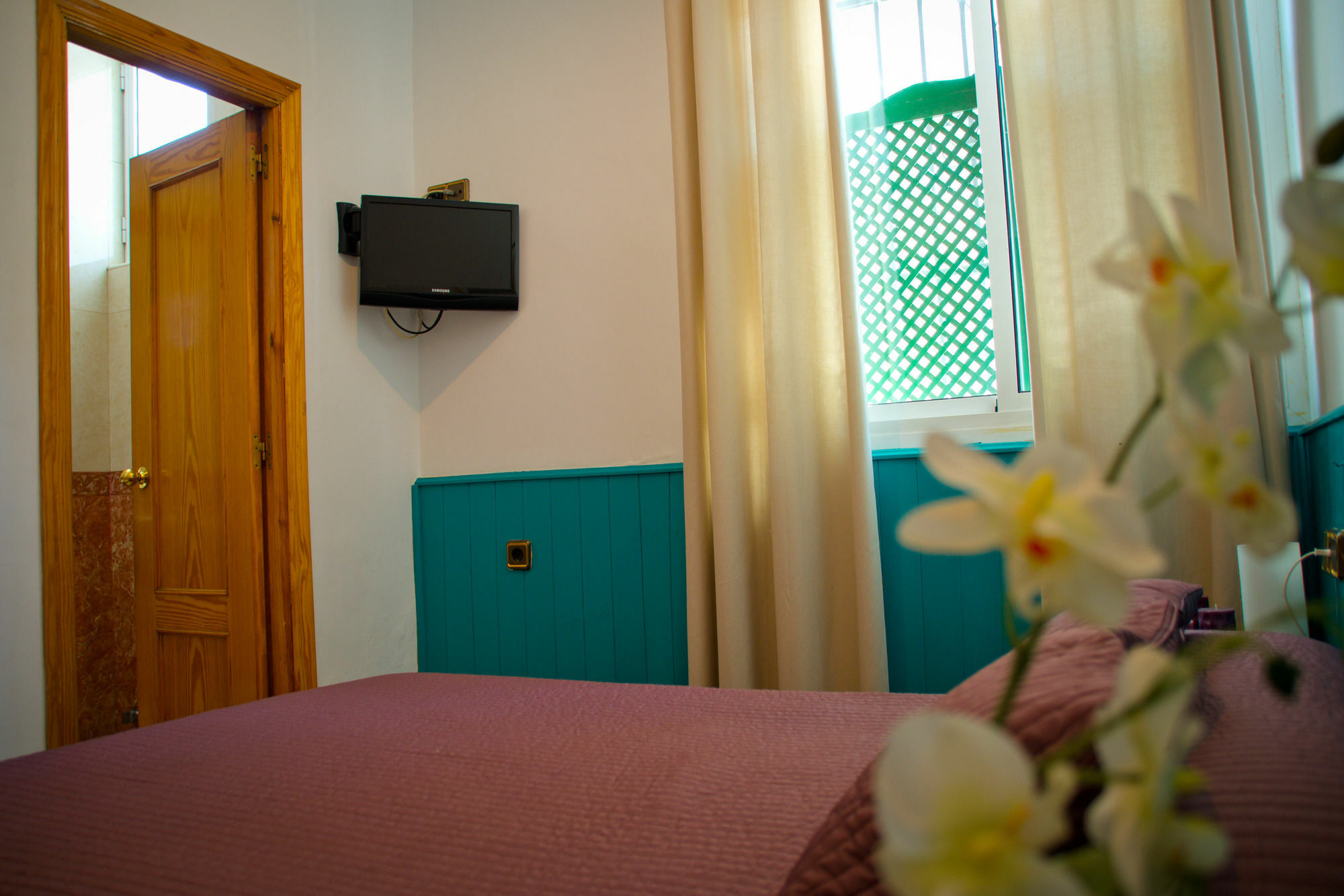 Hostal La Muralla Seville Ngoại thất bức ảnh