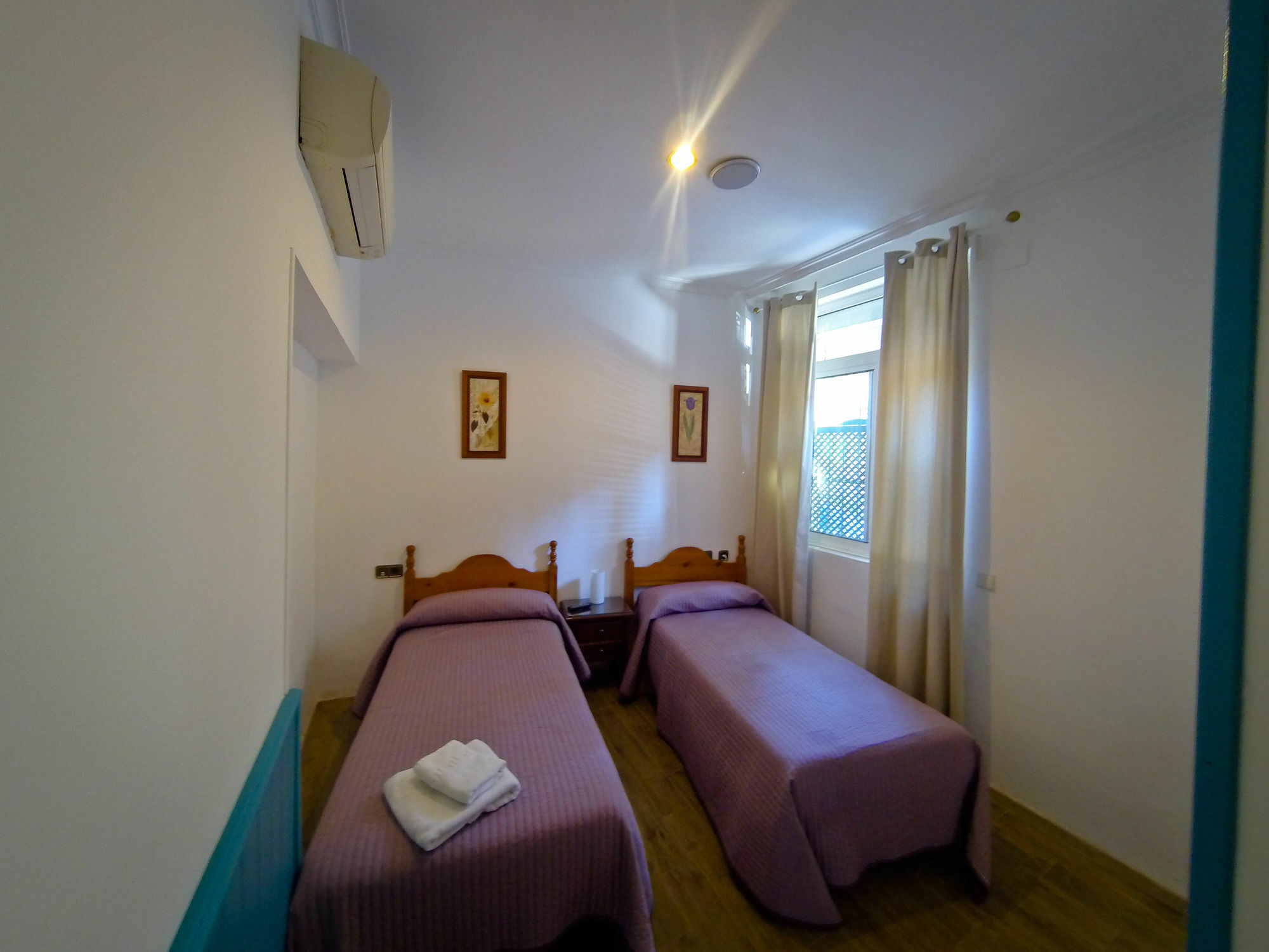 Hostal La Muralla Seville Ngoại thất bức ảnh