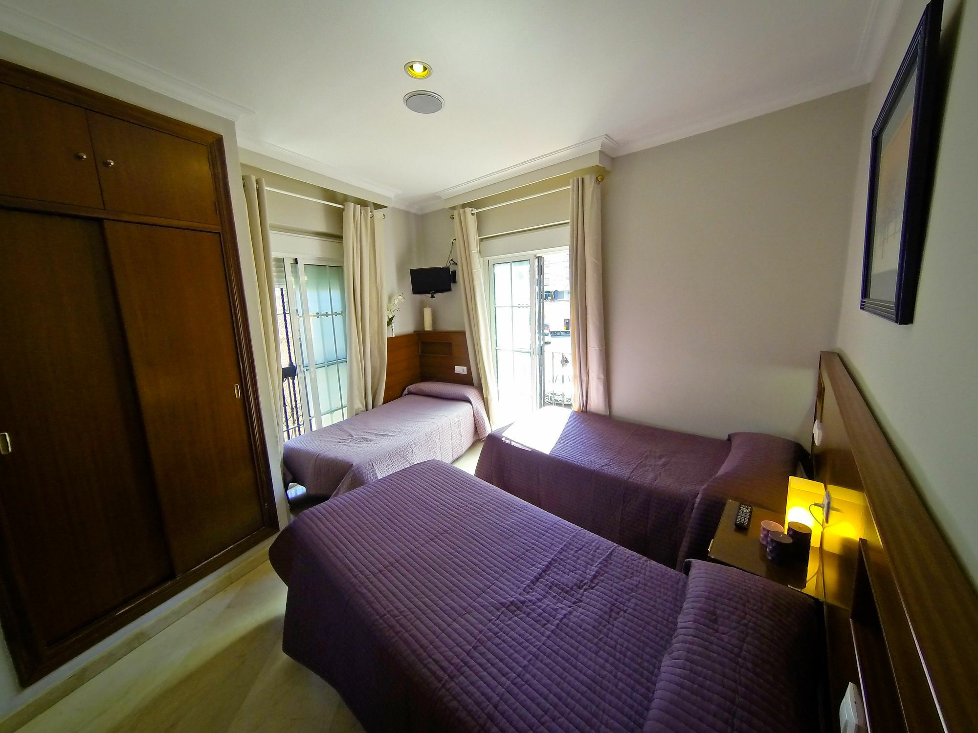 Hostal La Muralla Seville Ngoại thất bức ảnh