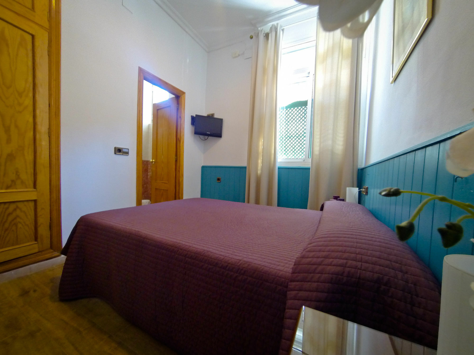 Hostal La Muralla Seville Ngoại thất bức ảnh