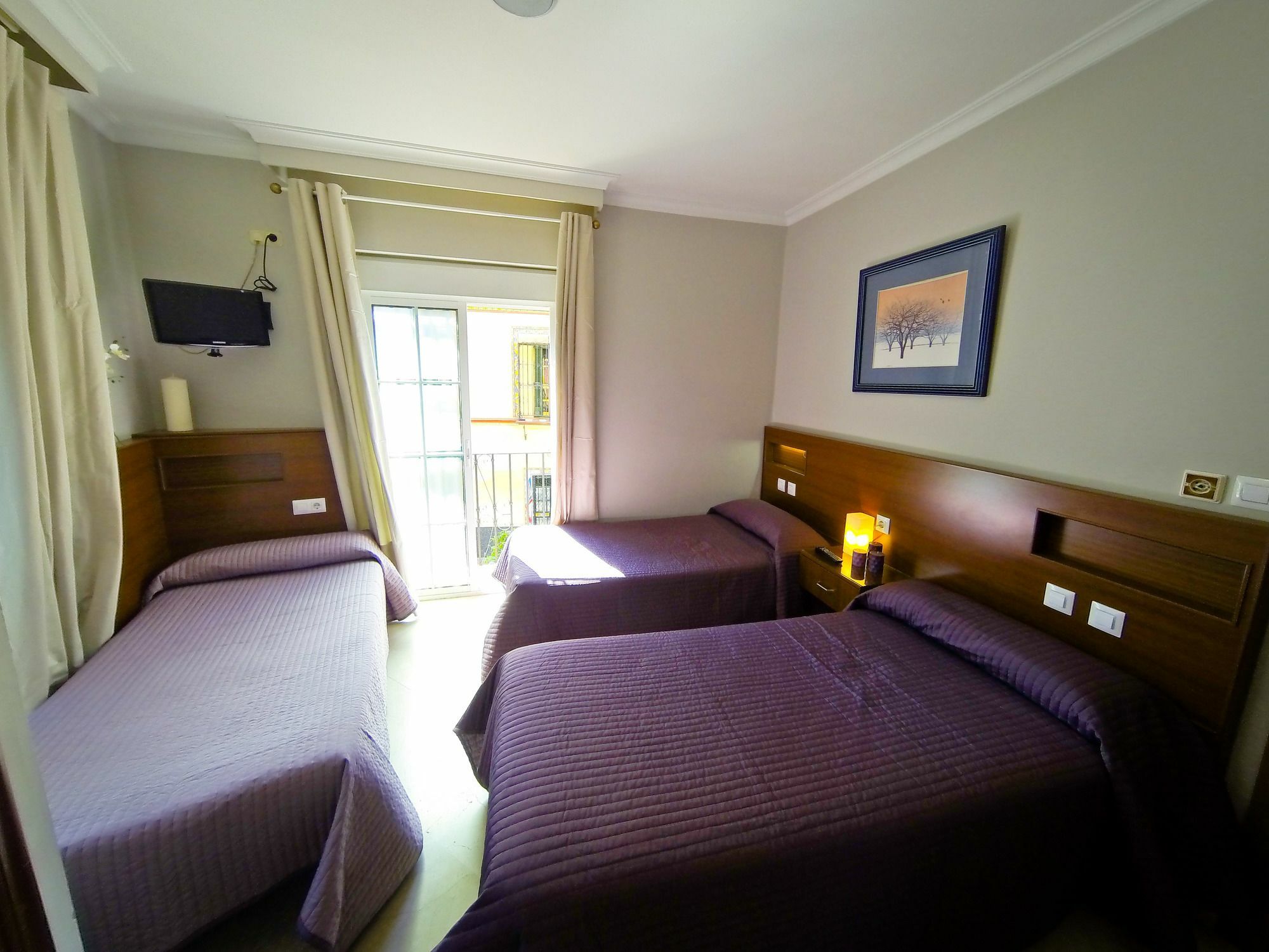 Hostal La Muralla Seville Ngoại thất bức ảnh