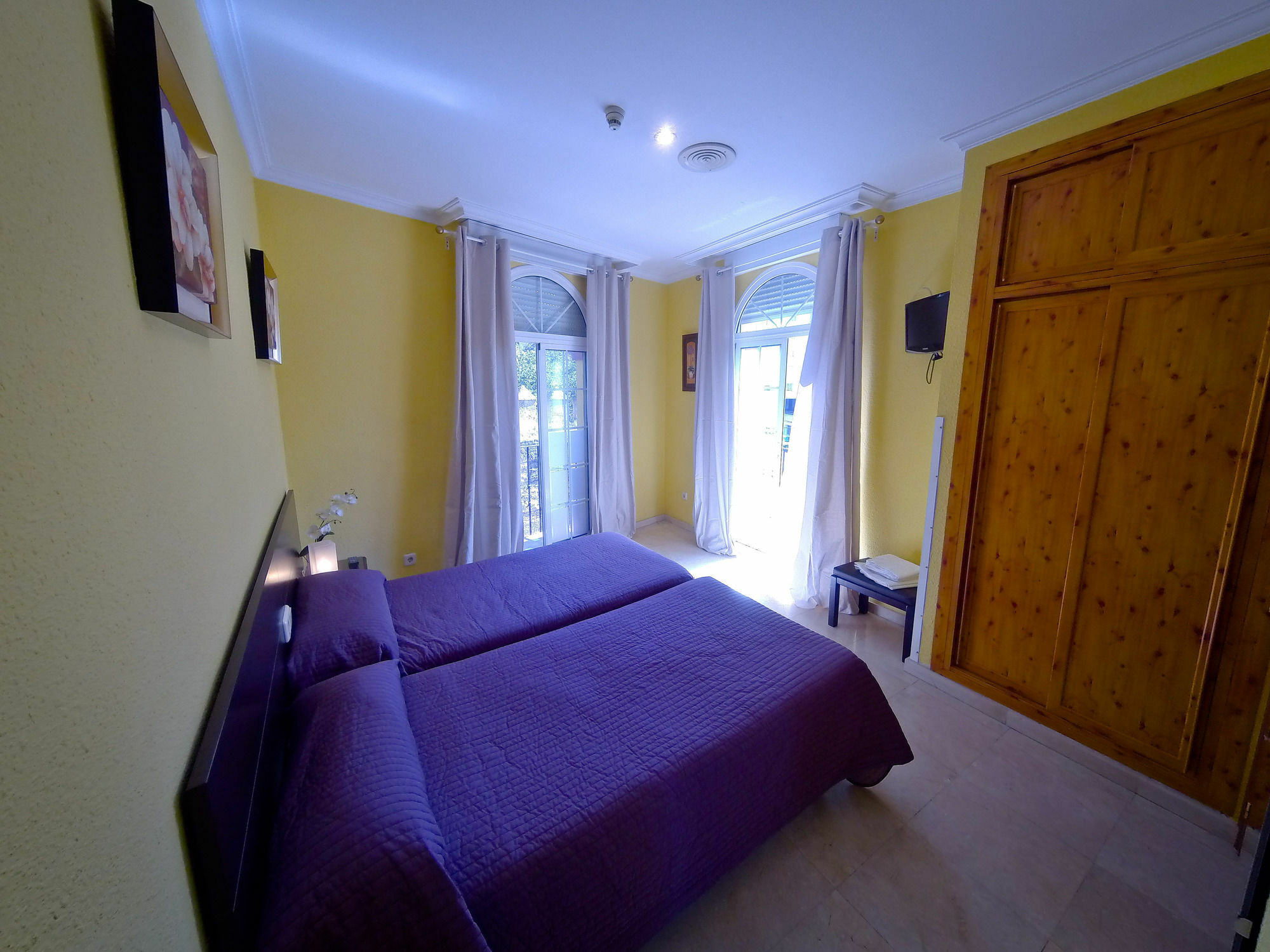 Hostal La Muralla Seville Ngoại thất bức ảnh