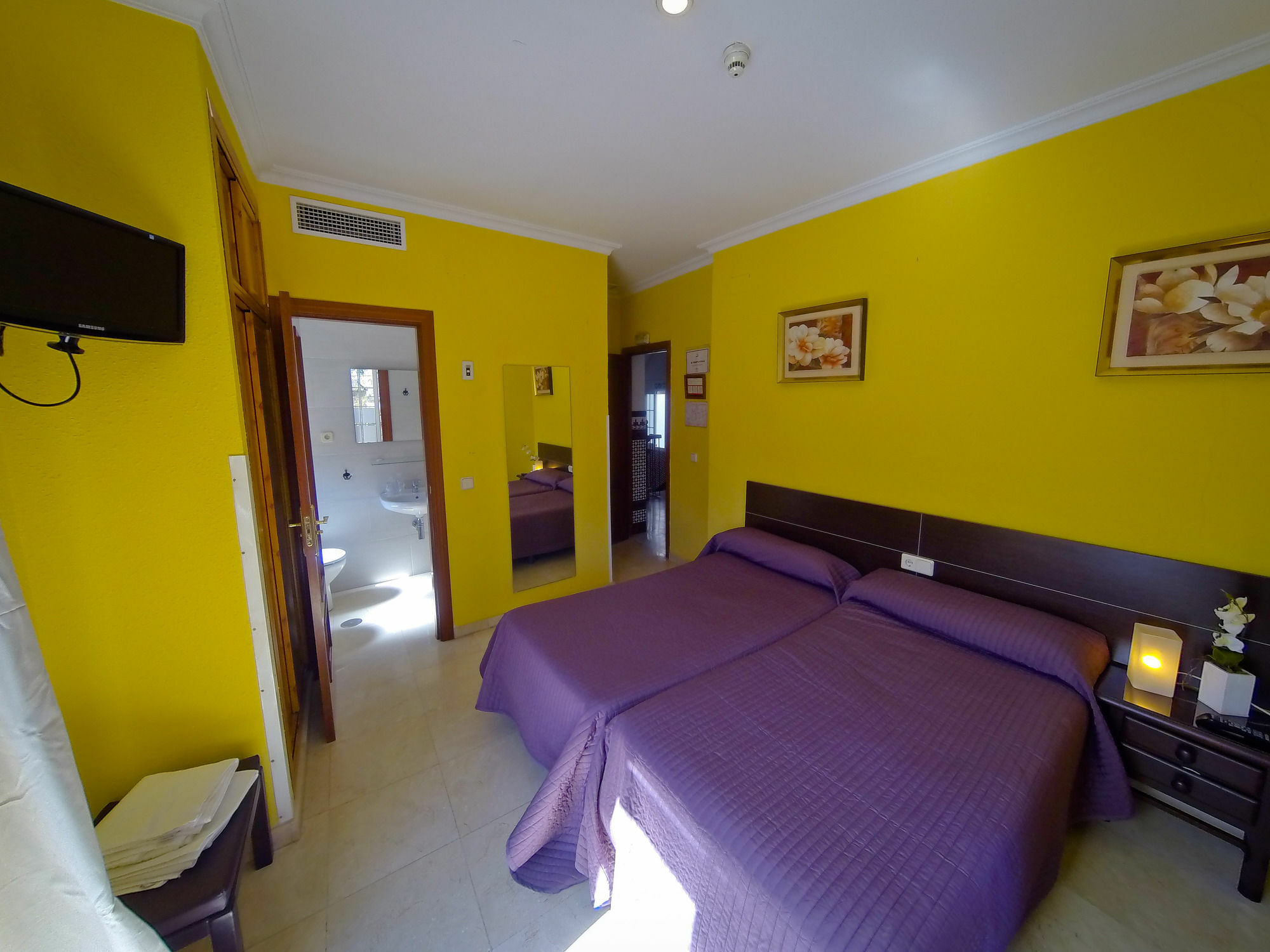 Hostal La Muralla Seville Ngoại thất bức ảnh