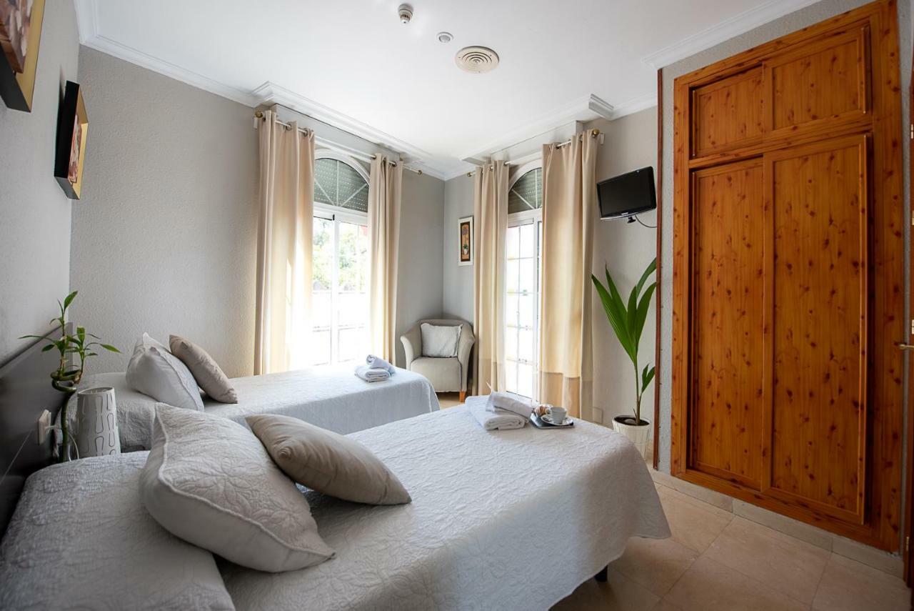 Hostal La Muralla Seville Ngoại thất bức ảnh