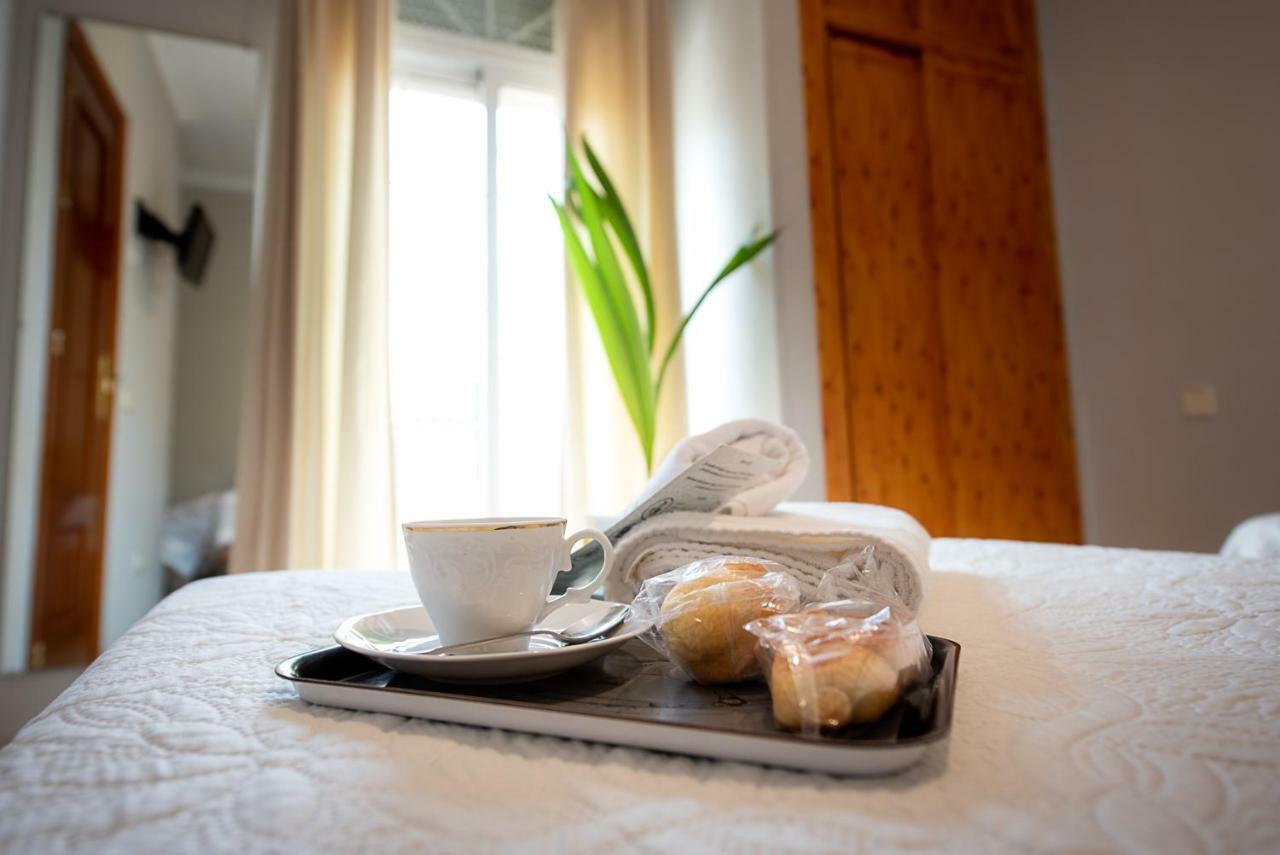 Hostal La Muralla Seville Ngoại thất bức ảnh