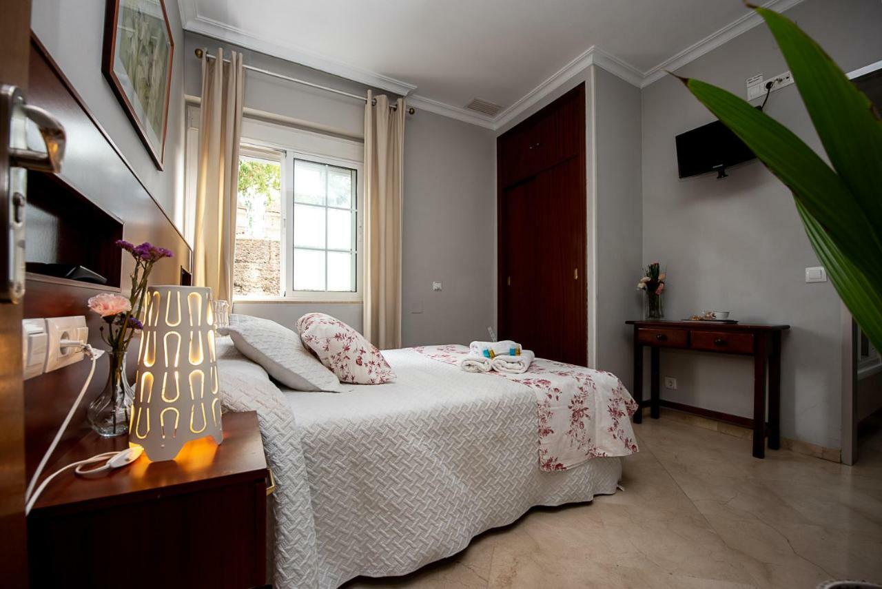 Hostal La Muralla Seville Ngoại thất bức ảnh