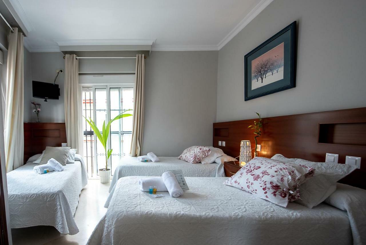 Hostal La Muralla Seville Ngoại thất bức ảnh